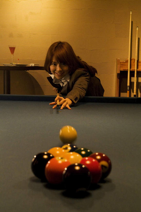 东方人,一个人,站,竖图,室内,白天,正面,台球,亚洲,仅一个年轻女性,仅一个女性,仅一个人,弯腰,墙,黄种人,墙壁,墙面,站着,弯身,桌球,年轻女性,女人,女性,亚洲人,站立,半身,彩图