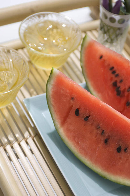 无人,横图,俯视,室内,特写,白天,西瓜,静物,杯子,餐具,两片,切片,碟子,盘,两杯,玻璃制品,饮料,盘子,水杯,碟,玻璃杯,寒瓜,彩图,高角度拍摄