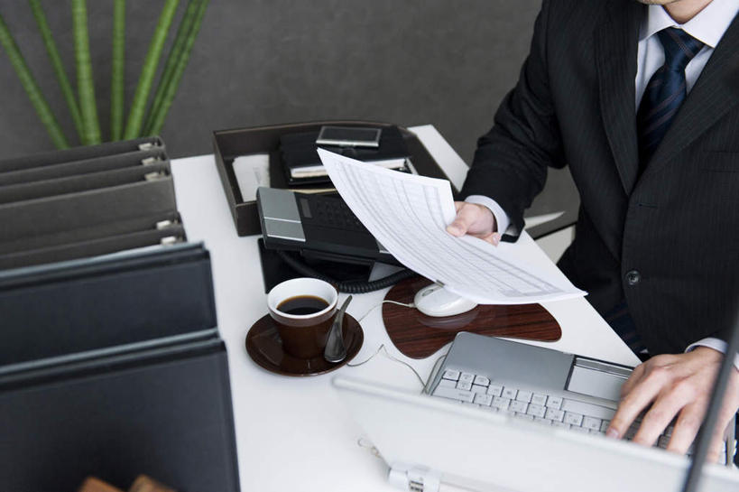 东方人,一个人,商务人士,商务男性,办公室,坐,横图,俯视,室内,白天,衬衫,电脑,笔记本电脑,桌子,杯子,亚洲,仅一个男性,仅一个人,敲打,套装,网络,材料,瓷器,档案,文件,办公桌,咖啡杯,领带,陶瓷制品,拿,拿着,黄种人,输入,通讯设备,仅一个年轻男性,资料,打字,点击,敲击,无线,文档,瓷杯,通信设备,商务装,无线网络,无线上网,便携式电脑,工薪阶层,按键,手提电脑,年轻男性,亚洲人,年轻人,白领,上班族,坐着,半身,彩图,高角度拍摄,衬衣