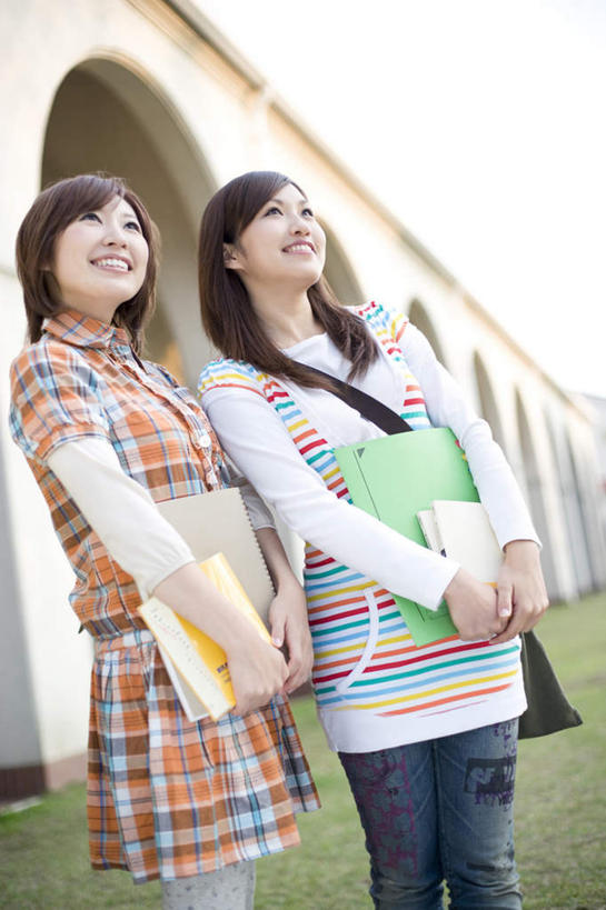 东方人,两个人,伙伴,朋友,家,站,抱,竖图,室外,白天,正面,衬衫,友谊,草地,草坪,植物,书籍,亚洲,条纹,服装,房屋,屋子,休闲装,黄种人,楼房,住宅,草,衣服,红色,蓝色,绿色,站着,休闲,休闲服,服饰,抱着,搂着,友情,年轻女性,女人,女性,亚洲人,书,图书,搂,搂抱,站立,半身,彩图,衬衣,房子