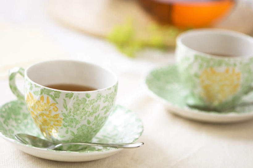 无人,横图,俯视,室内,特写,白天,幸福,餐桌,茶,桌子,静物,杯子,餐具,朦胧,模糊,瓷器,碟子,盘,茶叶,咖啡杯,陶瓷制品,两杯,娱乐,盘子,碟,享受,休闲,温馨,放松,乐趣,餐台,提神,舒适,瓷杯,醒脑,彩图,高角度拍摄