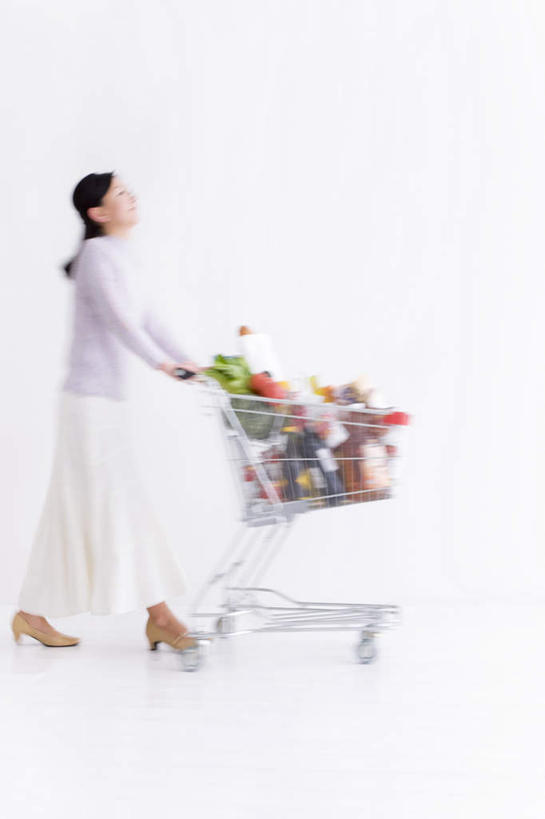 东方人,一个人,走,推,竖图,室内,白天,白色背景,侧面,裙子,蔬菜,购物车,亚洲,仅一个年轻女性,仅一个女性,仅一个人,阴影,朦胧,模糊,新鲜,反射,影子,食品,菜,注视,黄种人,长裙,酱油,食物,白色,观察,看,搭,摄影,有机食品,绿色食品,影棚,观看,半身裙,察看,搭着,关注,年轻女性,女人,女性,亚洲人,步行,散步,走路,彩图,全身,影棚拍摄,拍摄