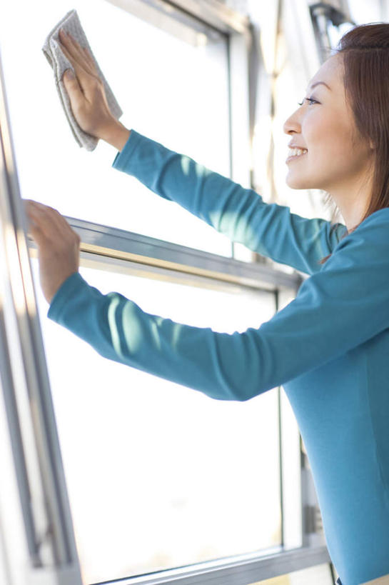 东方人,一个人,站,举,笑,微笑,露齿笑,竖图,室内,白天,侧面,窗户,亚洲,仅一个年轻女性,仅一个女性,仅一个人,擦,黄种人,抹布,玻璃窗,毛巾,托,站着,擦拭,打扫,年轻女性,女人,女性,亚洲人,举起,举手,举着,向上举,向上伸,向上托,站立,半身,彩图