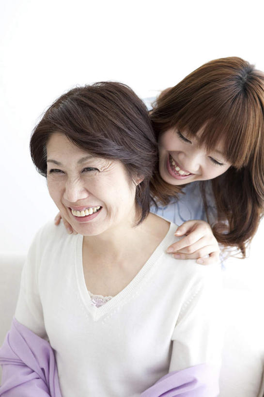 东方人,两个人,家庭,母亲,女儿,坐,笑,微笑,露齿笑,竖图,室内,白天,白色背景,正面,亚洲,依偎,注视,黄种人,观察,看,靠,靠着,倚靠,张嘴,温暖,温馨,母女,一家人,母爱,搭,摄影,影棚,观看,和睦,察看,倚着,搭着,关注,张大嘴巴,依附,依赖,投靠,年轻女性,女人,女性,中年女性,亚洲人,张开嘴,坐着,半身,彩图,影棚拍摄,拍摄,融洽