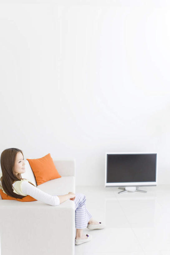 东方人,一个人,客厅,坐,笑,微笑,露齿笑,竖图,俯视,室内,白天,靠垫,沙发,电视,亚洲,仅一个年轻女性,仅一个女性,仅一个人,环保,墙,靠枕,注视,黄种人,墙壁,墙面,绿色,垫子,液晶电视,枕头,观察,看,靠,靠着,清晰,轻薄,观看,回收,资源,察看,起居室,关注,彩电,布艺沙发,利用,便携,低碳,循环,彩色电视机,年轻女性,女人,女性,亚洲人,电视机,坐着,彩图,高角度拍摄,全身,高清