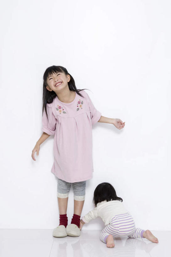 东方人,儿童,背部,两个人,家庭,姐妹,站,伸展双臂,笑,微笑,露齿笑,竖图,室内,白天,正面,亚洲,瓷砖,地砖,墙,地面,注视,黄种人,墙壁,墙面,小孩,观察,看,趴着,站着,温暖,温馨,一家人,观看,挠,和睦,察看,关注,女孩,女人,女性,亚洲人,敞开双臂,趴,伸开双臂,抬头,仰头,展开双肩,站立,张开手臂,张开双臂,彩图,全身,融洽,女生