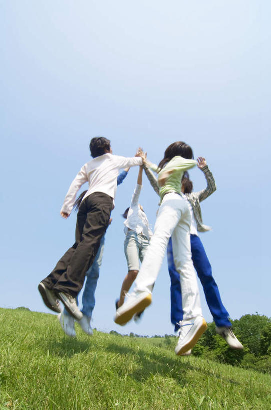东方人,伙伴,朋友,站,跳,竖图,室外,白天,仰视,旅游,度假,快乐,兴奋,友谊,骄傲,成功,胜利,草地,草坪,植物,亚洲,五个人,击掌,许多人,黄种人,娱乐,草,蓝色,绿色,蓝天,天空,天,手势,站着,一群人,享受,休闲,放松,自信,晴朗,万里无云,友情,男人,男性,年轻男性,年轻女性,女人,女性,亚洲人,晴空,晴空万里,拍手,跳跃,站立,彩图,低角度拍摄,全身,欢乐,开心
