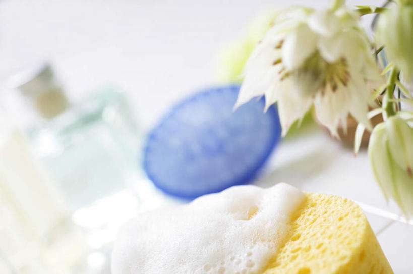 无人,横图,俯视,室内,白天,化妆,美容,植物,桌子,许多,护肤,朦胧,模糊,盛开,海绵,泡沫,玻璃制品,花,花瓣,花朵,花卉,鲜花,白色,玻璃瓶,瓶子,花蕊,清洁,保养,享受,休闲,香水,放松,保健,摄影,影棚,养颜,洗脸海绵,洗脸扑,洗脸绵,白鹤花,白玉簪,玉春棒,玉簪花,宽和,恬静,彩图,高角度拍摄,影棚拍摄,拍摄