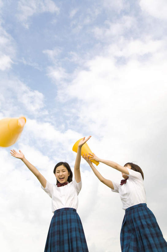 东方人,两个人,站,投,举,笑,微笑,露齿笑,竖图,室外,白天,仰视,制服,亚洲,服装,圆锥,云,云朵,云彩,注视,黄种人,两个,黄色,蓝色,白云,蓝天,天空,天,观察,看,托,站着,校服,晴朗,观看,察看,关注,学生服,年轻女性,女人,女性,亚洲人,晴空,举起,举手,举着,抛,扔,撒,向上举,向上伸,向上托,站立,掷,半身,彩图,低角度拍摄