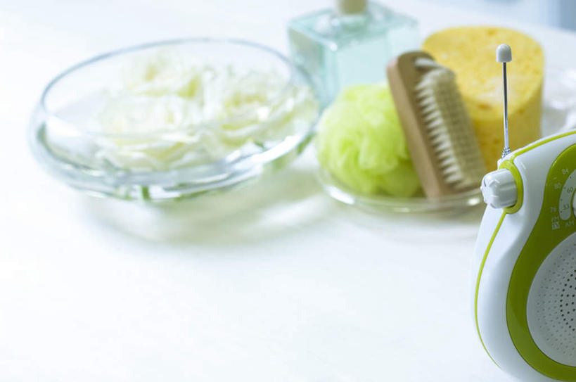 横图,俯视,室内,白天,爱情,化妆,美容,幸福,纯洁,热情,植物,桌子,玫瑰,餐具,玻璃,许多,护肤,盛开,碟子,海绵,盘,玫瑰花,浪漫,玻璃制品,花,花瓣,花朵,花卉,鲜花,白色,盘子,瓶子,刷子,收音机,碟,浴球,花蕊,清洁,保养,享受,休闲,温暖,温馨,恩爱,放松,保健,和睦,感动,养颜,洗脸海绵,洗脸扑,洗脸绵,尊敬,天真,刺玫花,徘徊花,半身,彩图,高角度拍摄,融洽