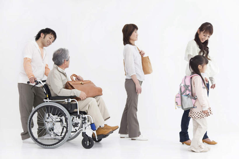 东方人,儿童,老年人,背,夫妻,母亲,父亲,女儿,祖母,祖父,三代同堂,坐,走,笑,微笑,露齿笑,横图,室内,白天,白色背景,侧面,爱情,纯洁,亚洲,握,包,工具,皮包,书包,浪漫,拿,拎,拿着,注视,黄种人,祖孙三代,小孩,背包,轮椅,复健,观察,看,康复,温暖,温馨,父女,母女,器械,恩爱,父爱,可爱,母爱,童年,童趣,握着,恋人,摄影,影棚,奶奶,爷爷,观看,祖孙,单肩包,和睦,察看,医疗设备,关注,医疗器械,医疗工具,童真,烂漫,无邪,外婆,外孙女,外祖母,外公,外祖父,辅助设备,天真,老年男性,老年女性,男人,男性,年轻男性,年轻女性,女孩,女人,女性,亚洲人,孩子,年轻人,夫妇,情侣,全家福,孙女,步行,散步,走路,坐着,彩图,全身,影棚拍摄,拍摄,伴侣,融洽,双肩包,女生,拎着,爸爸,多代同堂,妈妈