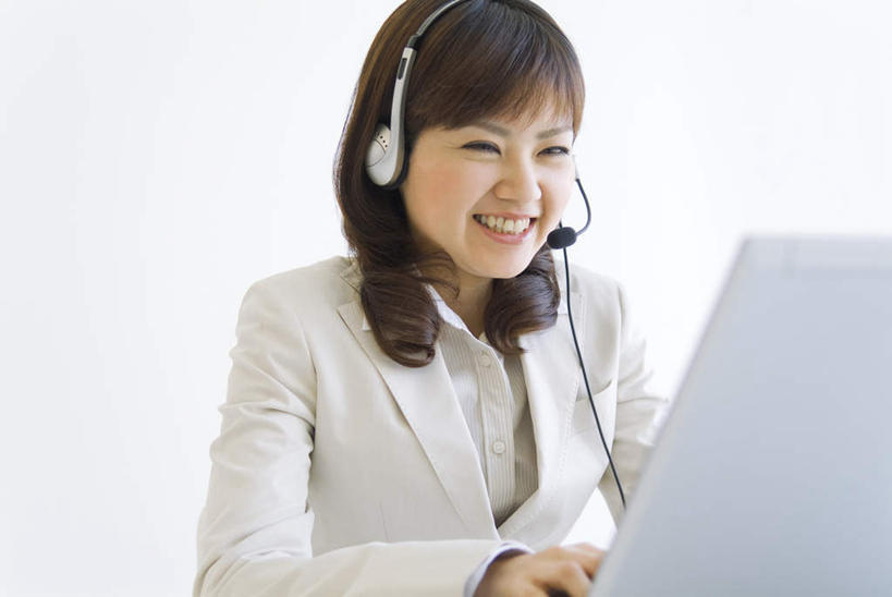 东方人,一个人,商务人士,商务女性,坐,笑,微笑,露齿笑,横图,室内,白天,白色背景,正面,电脑,笔记本电脑,亚洲,仅一个年轻女性,仅一个女性,仅一个人,套装,网络,话务员,注视,黄种人,通讯设备,耳机,耳麦,话筒,观察,看,摄影,影棚,观看,察看,无线,麦克风,关注,通信设备,商务装,无线网络,无线上网,便携式电脑,工薪阶层,客服人员,电话销售,手提电脑,年轻女性,女人,女性,亚洲人,白领,接线员,上班族,坐着,半身,彩图,影棚拍摄,拍摄