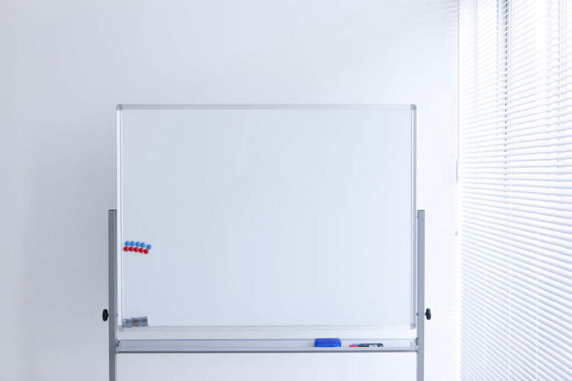 无人,办公室,横图,室内,白天,正面,窗户,阴影,光线,影子,百叶窗,墙,墙壁,墙面,阳光,白板,黑板擦,吸铁石,记录板,记事板,彩图