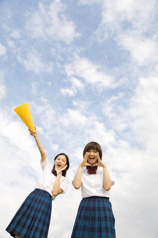 东方人,两个人,伙伴,朋友,学生,站,举,笑,微笑,露齿笑,竖图,室外,白天,仰视,制服,旅游,度假,友谊,亚洲,握,服装,圆锥,云,云朵,拿,云彩,拿着,黄种人,娱乐,蓝色,白云,蓝天,天空,天,托,站着,享受,休闲,同学,校服,放松,喊,握着,晴朗,校友,学生服,同窗,学友,友情,年轻女性,女人,女性,亚洲人,晴空,举起,举手,举着,向上举,向上伸,向上托,站立,半身,彩图,低角度拍摄