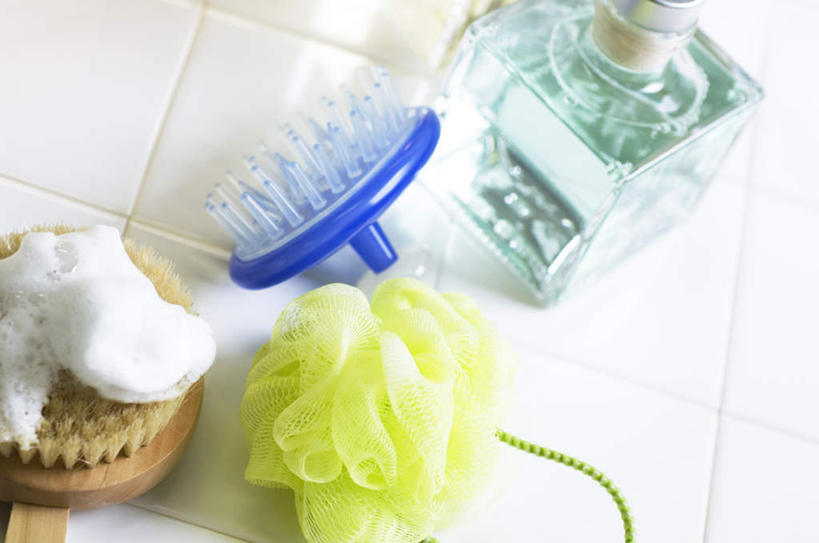 无人,横图,俯视,室内,白天,护肤,瓷砖,地砖,地面,玻璃制品,一个,玻璃瓶,瓶子,刷子,毛巾,浴球,日用品,洗浴用品,清洁,保养,享受,休闲,沐浴乳,放松,保健,单个,沐浴露,护肤品,舒缓,养颜,去污,紧肤,嫩肤,洗涤,彩图,高角度拍摄