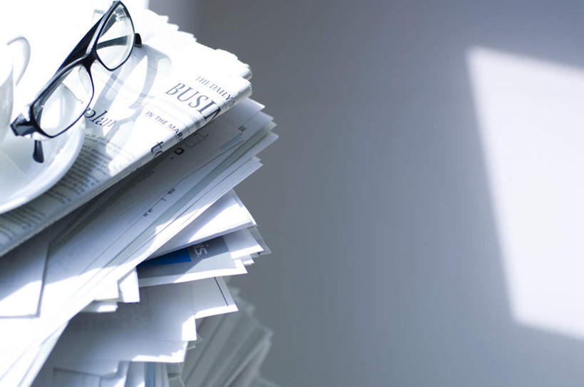 无人,横图,俯视,室内,白天,阅读,桌面,报纸,杂志,杯子,学习,阴影,光线,信息,英文,标志,瓷器,文字,眼镜,影子,字符,字母,咖啡杯,陶瓷制品,标识,阳光,看,读书,浏览,英文字母,新闻,瓷杯,近视眼镜,彩图,高角度拍摄,报刊