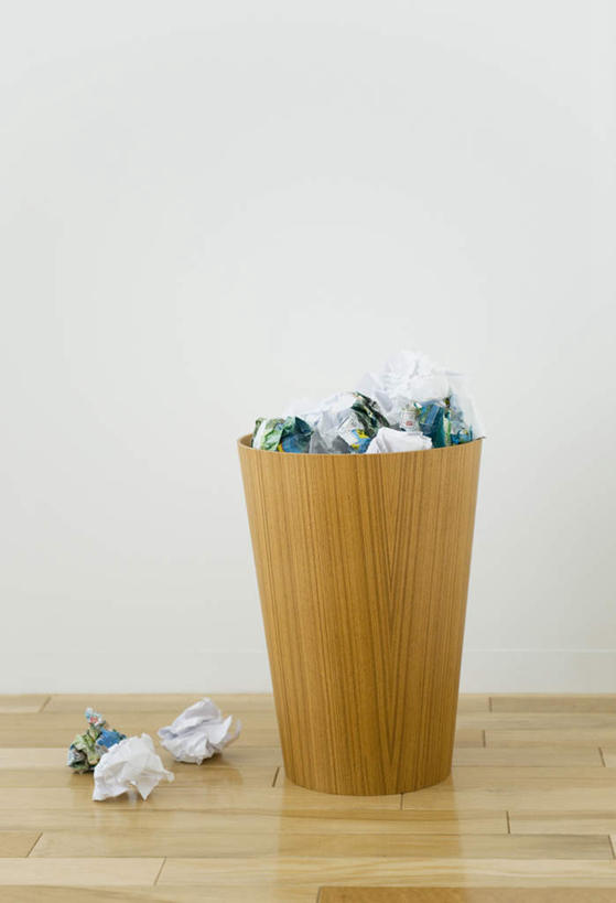 无人,竖图,室内,白天,正面,地板,一堆,许多,阴影,堆叠,堆积,环保,反射,光线,影子,墙,垃圾桶,纸屑,地面,木地板,墙壁,墙面,一个,黄色,阳光,容器,纸团,单个,储藏,堆,垃圾箱,回收,资源,储存,利用,低碳,循环,彩图,贮存