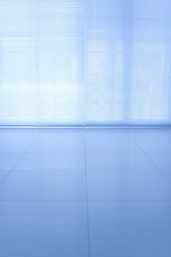 无人,办公室,会议室,竖图,室内,特写,白天,正面,窗户,静物,阴影,条纹,光线,影子,百叶窗,蓝色,阳光,彩图