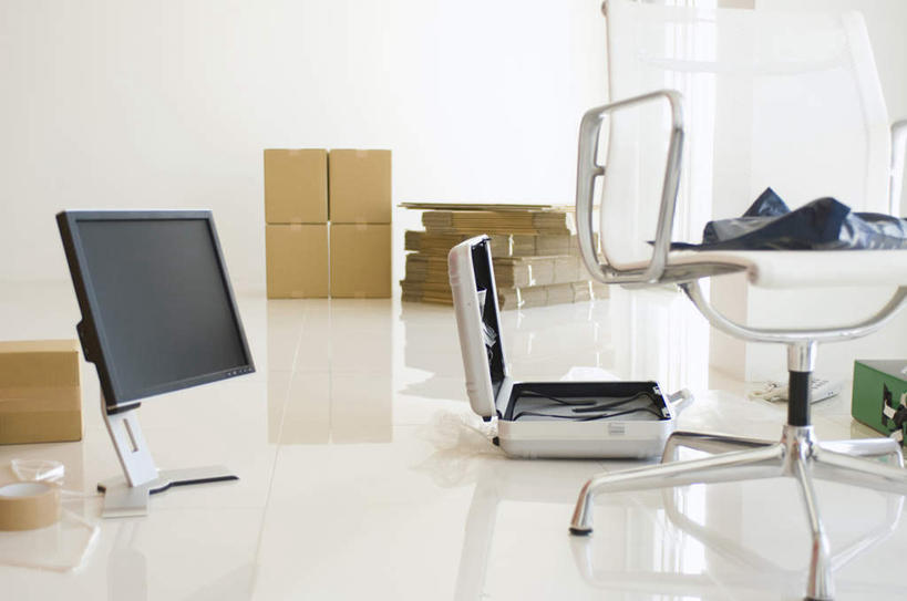 无人,横图,俯视,室内,白天,显示器,袋子,椅子,阴影,反射,包装,瓷砖,地砖,拉杆箱,旅行箱,屏幕,影子,纸箱,墙,地面,塑料袋,显示屏,墙壁,墙面,容器,行李箱,箱子,出差,纸板箱,输出设备,包装箱,彩图,高角度拍摄,旅行