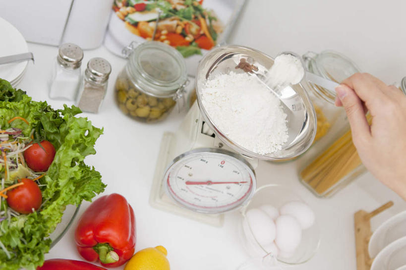 东方人,一个人,横图,俯视,室内,特写,白天,仪器,桌子,蔬菜,西红柿,水果,亚洲,仅一个年轻女性,仅一个女性,仅一个人,握,新鲜,粉末,罐子,勺子,青椒,生菜,莴苣,蛋,调料,蔬菜沙拉,沙拉,食品,调味品,拿,调味料,拿着,黄种人,色拉,鸭蛋,沙律,玻璃制品,食物,两个,玻璃瓶,瓶子,调羹,汤匙,粉,握着,有机食品,绿色食品,色拉酱,衡量,千岛酱,计量,台秤,大椒,菜椒,衡器,春菜,鹅仔菜,莴仔菜,千金菜,卵,鸭卵,粉状,粉剂,叶用莴苣,年轻女性,女人,女性,亚洲人,秤,甜椒,柿子椒,番茄,灯笼椒,半身,彩图,高角度拍摄