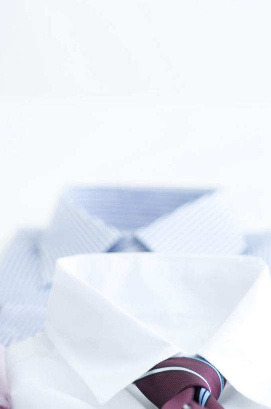 无人,竖图,俯视,室内,特写,白天,白色背景,衬衫,桌面,阴影,朦胧,模糊,光线,影子,领带,白色,阳光,两件,摄影,影棚,彩图,高角度拍摄,影棚拍摄,衬衣,拍摄