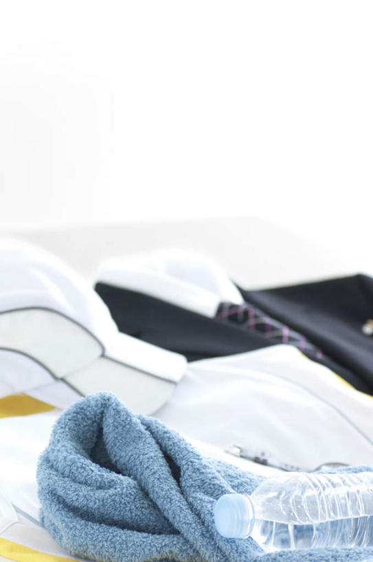 无人,竖图,俯视,室内,白天,白色背景,衬衫,西装,桌面,桌子,帽子,阴影,套装,正装,光线,影子,领带,职业装,运动帽,阳光,瓶子,塑料制品,毛巾,矿泉水,塑料瓶,鸭舌帽,摄影,影棚,彩图,高角度拍摄,影棚拍摄,衬衣,拍摄