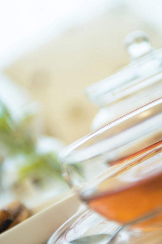 无人,竖图,俯视,室内,白天,幸福,植物,茶,桌子,杯子,阴影,朦胧,模糊,光线,盆栽,影子,茶叶,盆景,娱乐,玻璃制品,绿色,阳光,自然,水杯,享受,休闲,温馨,放松,乐趣,生长,成长,提神,舒适,醒脑,冰茶,玻璃杯,彩图,高角度拍摄