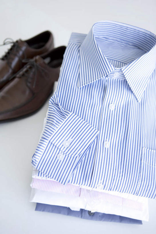 无人,竖图,俯视,室内,白天,白色背景,衬衫,地板,鞋子,一双,许多,阴影,反射,影子,地面,木地板,黑色,叠加,摄影,影棚,彩图,高角度拍摄,影棚拍摄,衬衣,皮鞋,拍摄