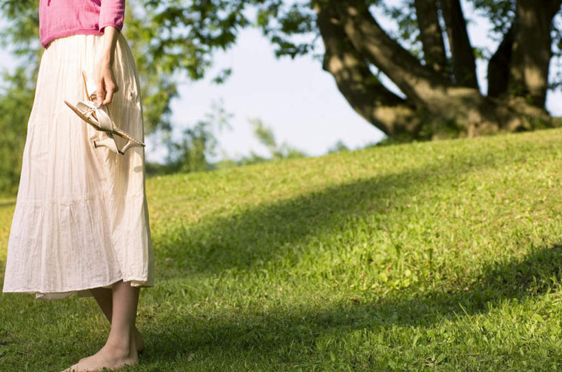 东方人,一个人,站,横图,室外,白天,侧面,凉鞋,裙子,草地,草坪,植物,鞋子,亚洲,仅一个年轻女性,仅一个女性,仅一个人,阴影,服装,光线,影子,拿,拿着,休闲装,黄种人,长裙,草,树,树木,衣服,红色,绿色,阳光,自然,站着,休闲,休闲服,短裙,服饰,生长,成长,半身裙,年轻女性,女人,女性,亚洲人,站立,半身,彩图,夹趾拖鞋,人字拖,人字拖鞋