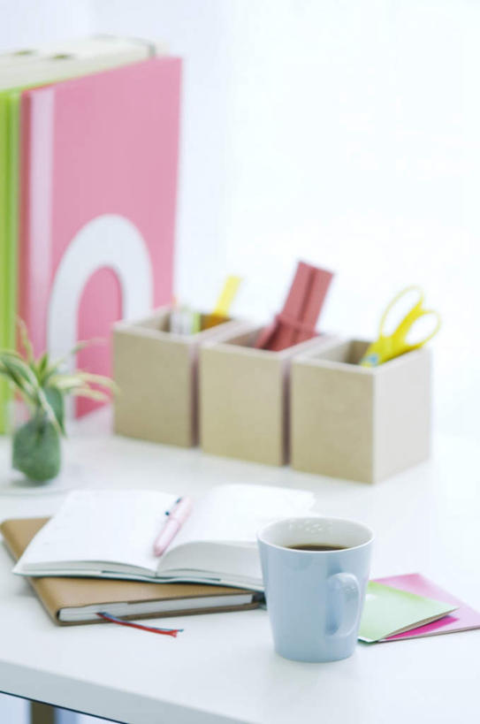 无人,竖图,俯视,室内,特写,白天,白色背景,静物,杯子,笔筒,朦胧,模糊,材料,瓷器,档案,文件,墙,记事本,咖啡杯,陶瓷制品,一杯,墙壁,墙面,本子,笔记本,资料,摄影,影棚,两本,文档,瓷杯,彩图,高角度拍摄,影棚拍摄,拍摄