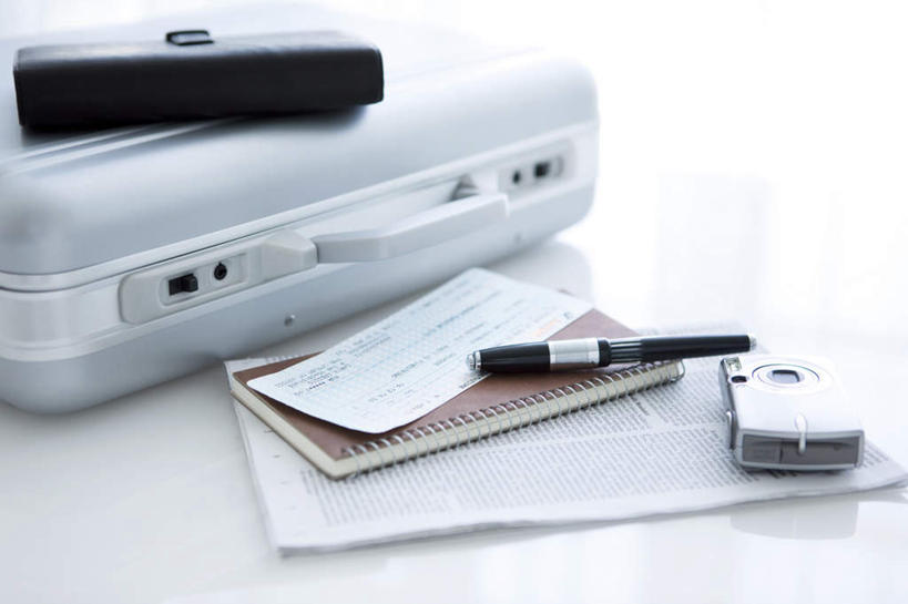 无人,横图,俯视,室内,特写,白天,白色背景,桌面,桌子,静物,一本,一张,笔,拉杆箱,旅行箱,办公用品,记事本,圆珠笔,文具,一个,本子,笔记本,行李箱,学习用品,箱子,摄影,影棚,单个,出差,支票,文具用品,一支,彩图,高角度拍摄,影棚拍摄,旅行,拍摄