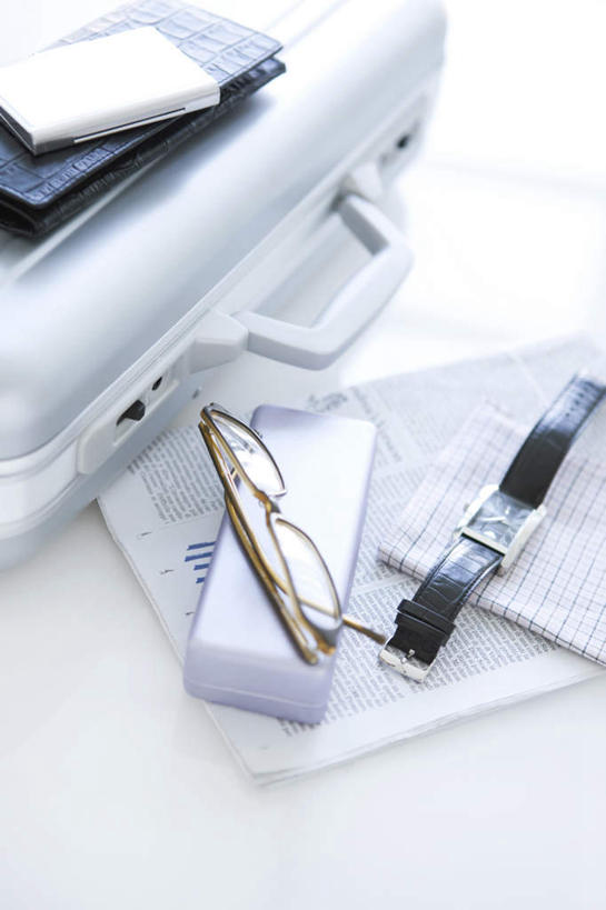 无人,竖图,俯视,室内,特写,白天,白色背景,静物,一本,一张,笔,拉杆箱,旅行箱,纸盒,办公用品,记事本,圆珠笔,盒子,文具,一个,包装盒,本子,笔记本,行李箱,学习用品,箱子,摄影,影棚,单个,出差,文具用品,一支,彩图,高角度拍摄,影棚拍摄,旅行,拍摄