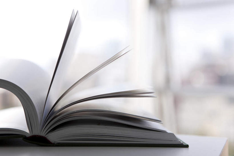 无人,横图,室内,特写,白天,白色背景,正面,窗户,桌面,桌子,静物,书籍,一本,阴影,朦胧,模糊,光线,影子,玻璃窗,阳光,翻开,摄影,影棚,书,图书,彩图,影棚拍摄,拍摄