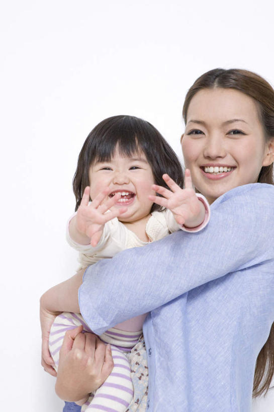 东方人,儿童,两个人,家庭,母亲,女儿,站,抱,竖图,室内,白天,白色背景,正面,纯洁,亚洲,服装,张开双手,注视,休闲装,黄种人,小孩,衣服,观察,看,站着,休闲,温暖,温馨,母女,一家人,休闲服,可爱,母爱,童年,童趣,摄影,服饰,影棚,抱着,观看,和睦,察看,搂着,关注,童真,烂漫,无邪,天真,年轻女性,女孩,女人,女性,亚洲人,孩子,年轻人,搂,搂抱,站立,半身,彩图,影棚拍摄,拍摄,融洽,女生