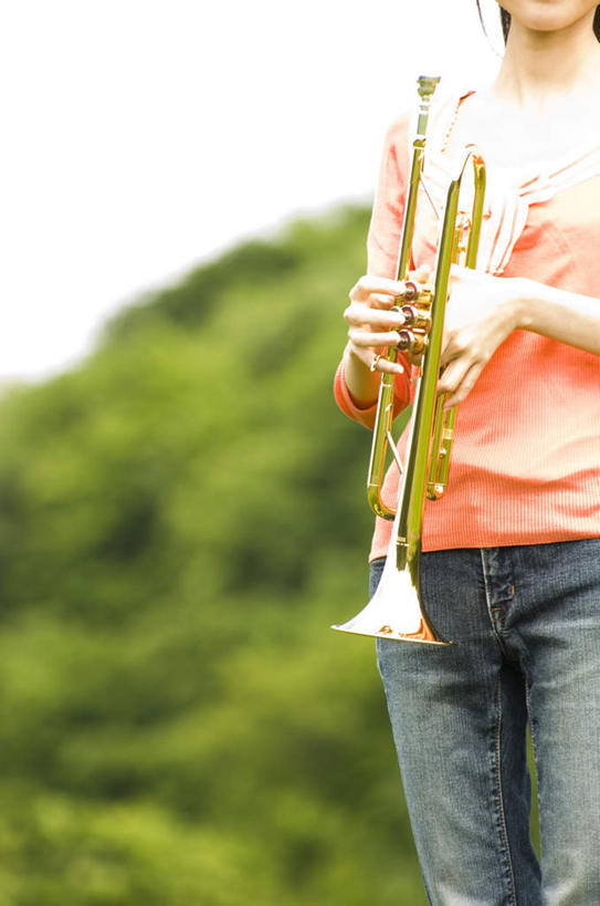 东方人,一个人,站,竖图,室外,白天,正面,植物,亚洲,仅一个年轻女性,仅一个女性,仅一个人,服装,朦胧,模糊,云,云朵,乐器,铜管乐器,圆号,拿,云彩,拿着,休闲装,黄种人,树,树木,一个,衣服,红色,蓝色,绿色,白云,蓝天,天空,自然,天,站着,休闲,休闲服,服饰,生长,单个,成长,法国号,铜管,年轻女性,女人,女性,亚洲人,站立,半身,彩图