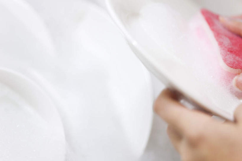 东方人,手,一个人,站,横图,俯视,室内,特写,白天,厨房,餐具,亚洲,双手,仅一个年轻女性,仅一个女性,仅一个人,碟子,盘,泡沫,水槽,拿,百洁布,拿着,黄种人,盘子,碟,站着,手部,年轻女性,女人,女性,亚洲人,清洗,洗涤,站立,半身,彩图,高角度拍摄,灶间