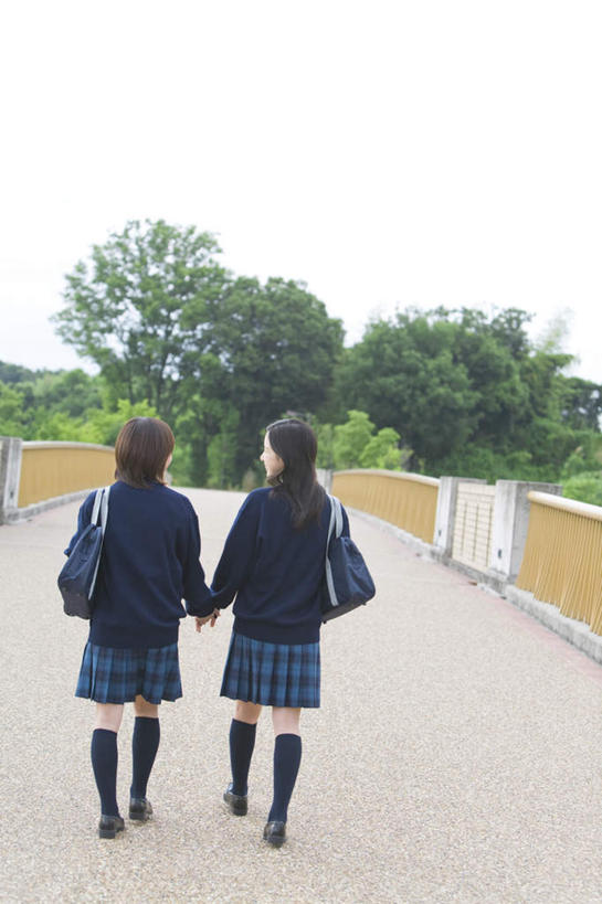 东方人,两个人,伙伴,朋友,站,握手,竖图,室外,白天,裙子,制服,友谊,植物,亚洲,服装,包,书包,云,云朵,云彩,黄种人,树,树木,背面,蓝色,绿色,白云,蓝天,天空,自然,背包,天,站着,同学,校服,短裙,生长,成长,半身裙,百褶裙,单肩包,校友,学生服,同窗,学友,友情,年轻女性,女人,女性,亚洲人,搀手,拉手,手拉手,手握手,站立,彩图,全身