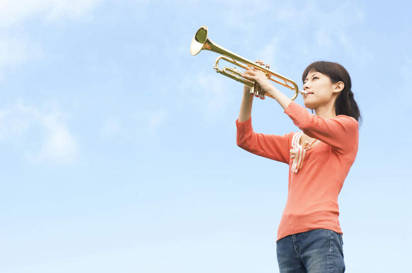 东方人,一个人,站,横图,室外,白天,仰视,亚洲,仅一个年轻女性,仅一个女性,仅一个人,服装,云,云朵,乐器,铜管乐器,圆号,拿,云彩,拿着,注视,休闲装,黄种人,一个,衣服,蓝色,白云,蓝天,天空,天,吹,观察,看,站着,休闲,休闲服,服饰,晴朗,单个,观看,察看,法国号,练习,关注,铜管,年轻女性,女人,女性,亚洲人,晴空,站立,半身,彩图,低角度拍摄