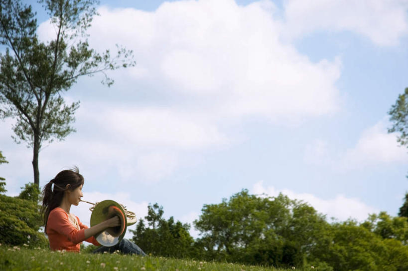 东方人,一个人,坐,横图,室外,白天,仰视,草地,草坪,植物,亚洲,仅一个年轻女性,仅一个女性,仅一个人,服装,云,云朵,乐器,铜管乐器,圆号,拿,云彩,拿着,注视,休闲装,黄种人,草,树,树木,一个,衣服,蓝色,绿色,白云,蓝天,天空,自然,天,吹,观察,看,休闲,休闲服,服饰,生长,晴朗,单个,成长,观看,察看,法国号,练习,关注,铜管,年轻女性,女人,女性,亚洲人,晴空,坐着,半身,彩图,低角度拍摄