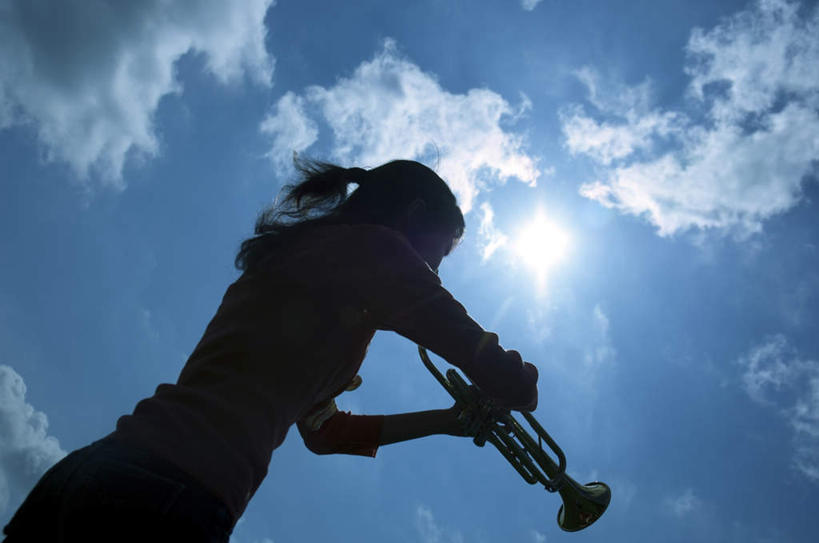 东方人,一个人,站,横图,室外,白天,仰视,亚洲,仅一个年轻女性,仅一个女性,仅一个人,服装,云,云朵,乐器,铜管乐器,圆号,背光,拿,云彩,拿着,注视,休闲装,黄种人,一个,衣服,蓝色,白云,蓝天,天空,天,吹,观察,看,站着,休闲,休闲服,服饰,晴朗,单个,观看,察看,法国号,练习,关注,铜管,逆光,年轻女性,女人,女性,亚洲人,晴空,站立,半身,彩图,低角度拍摄