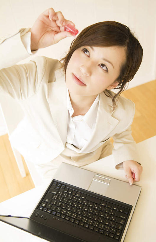 东方人,一个人,坐,竖图,俯视,室内,白天,电脑,笔记本电脑,桌子,亚洲,仅一个年轻女性,仅一个女性,仅一个人,服装,网络,药剂,办公桌,拿,拿着,注视,休闲装,黄种人,通讯设备,衣服,观察,看,休闲,休闲服,治疗,保健,服饰,观看,药物,察看,医疗,无线,关注,通信设备,预防,无线网络,眼药水,无线上网,便携式电脑,手提电脑,年轻女性,女人,女性,亚洲人,坐着,半身,彩图,高角度拍摄