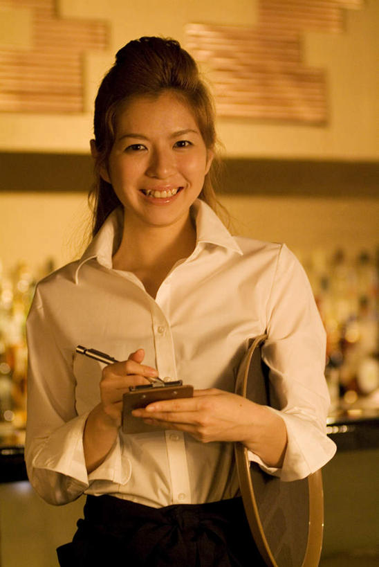 东方人,一个人,服务员,酒吧,站,笑,微笑,露齿笑,竖图,室内,白天,正面,工作服,制服,托盘,亚洲,仅一个年轻女性,仅一个女性,仅一个人,阴影,服装,光线,笔,影子,墙,办公用品,便利贴,圆珠笔,夹,拿,拿着,注视,黄种人,墙壁,墙面,文具,衣服,黑色,阳光,学习用品,观察,看,站着,服饰,观看,便条,文具用品,察看,夹着,衣着,穿着,关注,工作制服,衣饰,年轻女性,女人,女性,亚洲人,长发,服务生,侍者,站立,半身,彩图,工作套服,酒吧间,酒馆