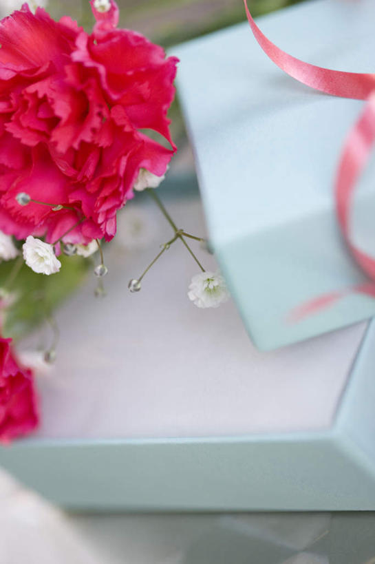 无人,竖图,俯视,室内,特写,白天,纯洁,康乃馨,礼盒,礼物,盛开,纸盒,花蕾,满天星,盒子,花,花瓣,花朵,鲜花,两朵,包装盒,礼品盒,花苞,花蕊,清纯,礼品,关怀,霞草,丝石竹,思恋,真爱,麝香石竹,石竹,香石竹,彩图,高角度拍摄,配角