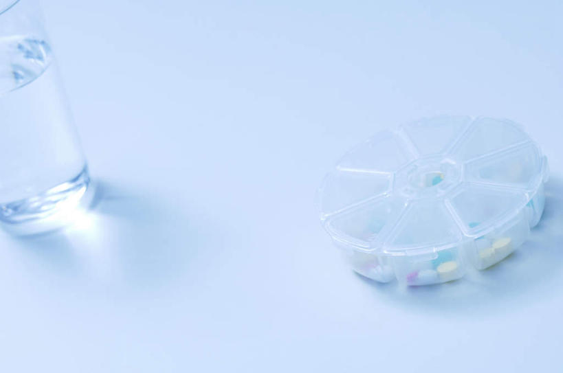 无人,横图,俯视,室内,特写,白天,白色背景,安全,餐桌,桌子,静物,杯子,药剂,药丸,塑料,防护,一杯,药片,玻璃制品,容器,水杯,塑料制品,药品,治疗,一盒,摄影,影棚,餐台,储藏,保护,药物,医疗,储存,保险,预防,塑料盒,平安,玻璃杯,彩图,高角度拍摄,影棚拍摄,拍摄,贮存