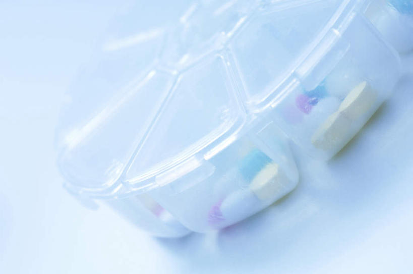 无人,横图,俯视,室内,特写,白天,白色背景,安全,餐桌,桌子,静物,杯子,药剂,药丸,塑料,防护,药片,玻璃制品,容器,水杯,塑料制品,药品,治疗,一盒,摄影,影棚,餐台,储藏,保护,药物,医疗,储存,保险,预防,塑料盒,平安,玻璃杯,彩图,高角度拍摄,影棚拍摄,拍摄,贮存