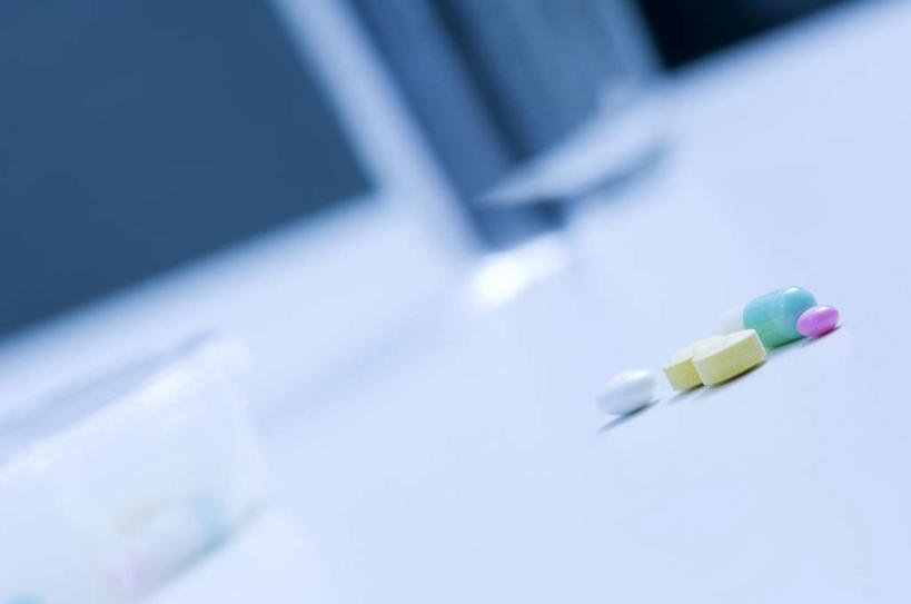 无人,横图,俯视,室内,特写,白天,白色背景,安全,餐桌,桌子,静物,杯子,阴影,反射,药剂,药丸,影子,塑料,防护,一杯,药片,玻璃制品,黄色,蓝色,紫色,容器,水杯,塑料制品,药品,治疗,一盒,摄影,影棚,餐台,储藏,保护,药物,医疗,储存,保险,预防,塑料盒,平安,玻璃杯,彩图,高角度拍摄,影棚拍摄,拍摄,贮存