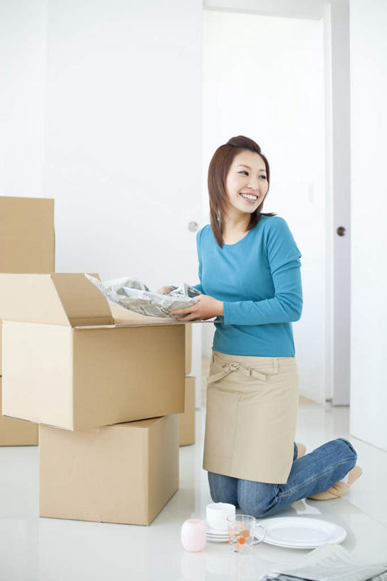 东方人,一个人,家庭主妇,客厅,蹲,笑,微笑,露齿笑,竖图,室内,白天,正面,报纸,杯子,餐具,亚洲,仅一个年轻女性,仅一个女性,仅一个人,服装,信息,包装,瓷器,瓷砖,地砖,碟子,盘,纸箱,咖啡杯,陶瓷制品,地面,拿,拿着,休闲装,黄种人,衣服,蓝色,盘子,容器,箱子,碟,休闲,休闲服,服饰,新闻,起居室,纸板箱,瓷杯,包装箱,年轻女性,女人,女性,亚洲人,主妇,蹲着,彩图,全身,报刊