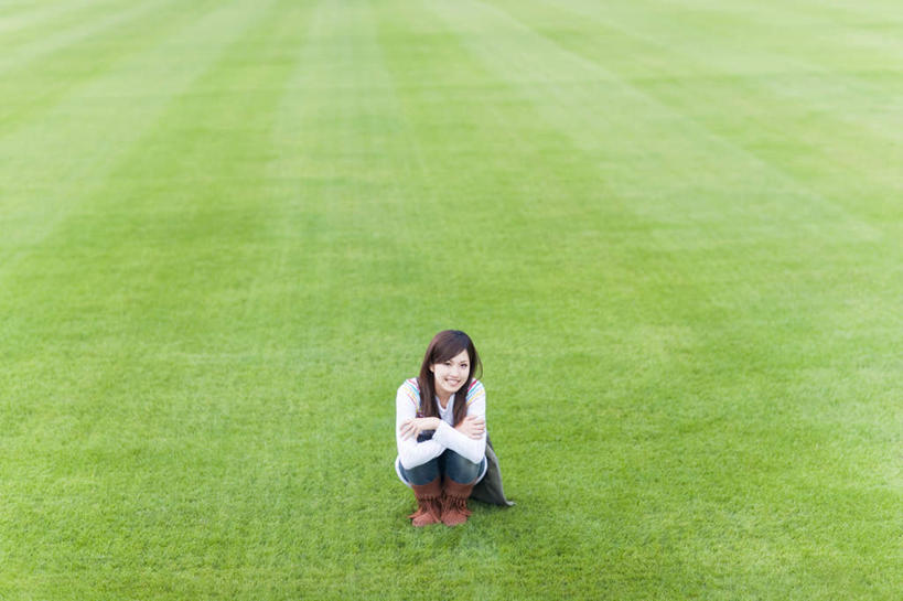 东方人,一个人,蹲,笑,微笑,露齿笑,横图,俯视,室外,白天,草地,草坪,植物,亚洲,仅一个年轻女性,仅一个女性,仅一个人,服装,休闲装,黄种人,草,衣服,绿色,白色,黑色,休闲,休闲服,服饰,年轻女性,女人,女性,亚洲人,长发,蹲着,彩图,高角度拍摄,全身