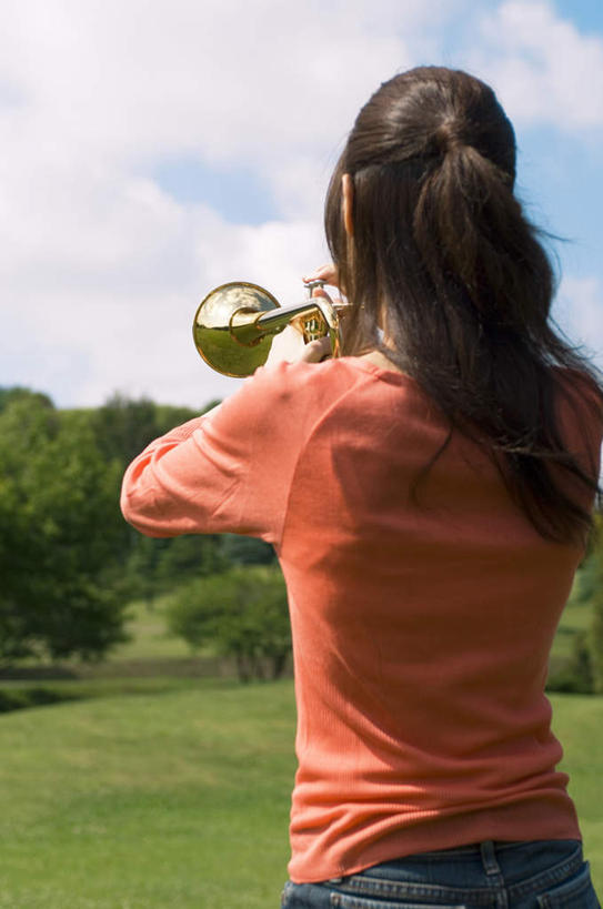 东方人,一个人,站,竖图,室外,白天,亚洲,仅一个年轻女性,仅一个女性,仅一个人,阴影,服装,光线,影子,云,云朵,乐器,铜管乐器,圆号,拿,云彩,拿着,休闲装,黄种人,一个,背面,衣服,红色,蓝色,白云,蓝天,天空,阳光,天,站着,休闲,休闲服,服饰,晴朗,单个,法国号,铜管,年轻女性,女人,女性,亚洲人,晴空,站立,半身,彩图