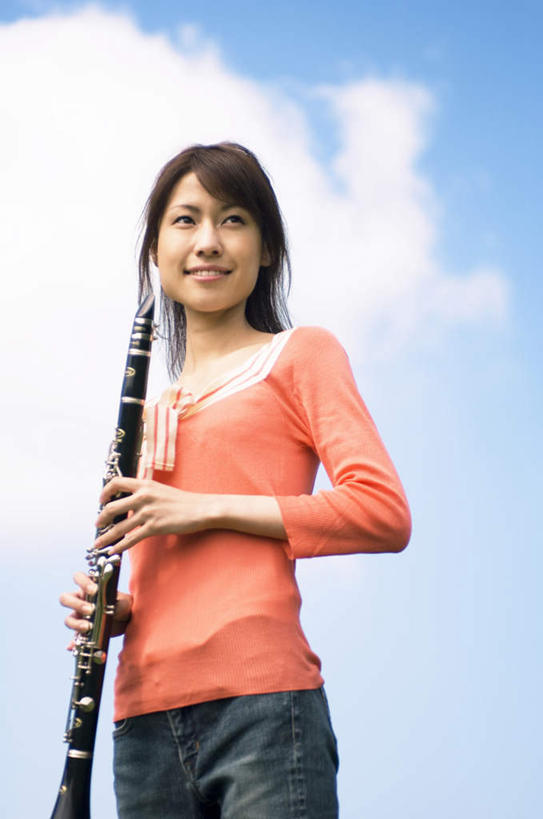 东方人,一个人,站,笑,微笑,露齿笑,竖图,室外,白天,仰视,亚洲,仅一个年轻女性,仅一个女性,仅一个人,阴影,服装,光线,影子,云,云朵,乐器,铜管乐器,圆号,拿,云彩,拿着,注视,休闲装,黄种人,一个,衣服,红色,蓝色,白云,蓝天,天空,阳光,天,观察,看,站着,休闲,休闲服,服饰,晴朗,单个,观看,察看,法国号,关注,铜管,年轻女性,女人,女性,亚洲人,晴空,站立,半身,彩图,低角度拍摄